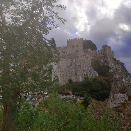 La Casa Sotto Il Castello